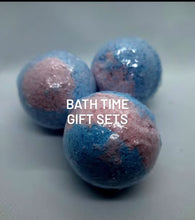 Load image into Gallery viewer, Holiday Bath bombs box gift set
